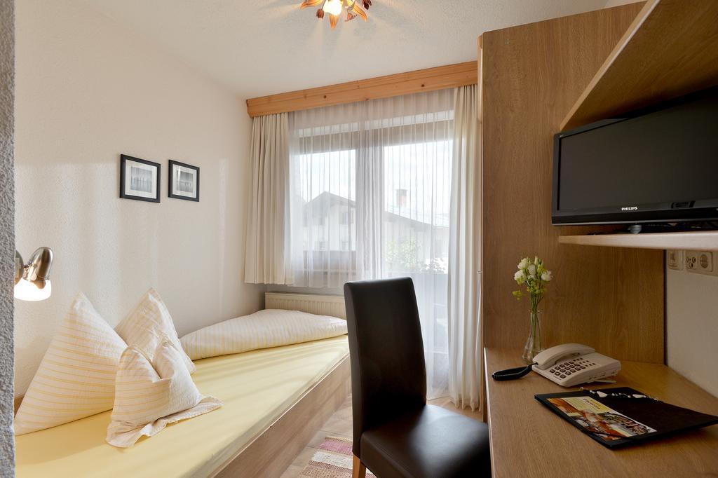 Hotel Theresia Garni Sankt Johann in Tirol Habitación foto
